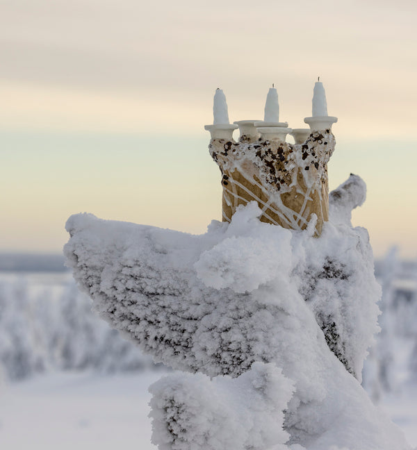Kuvassa Kaamoskivi-kynttelikkö kuvattuna talvella Riisitunturilla. Ohjaus Studio-tuotecollectionille.