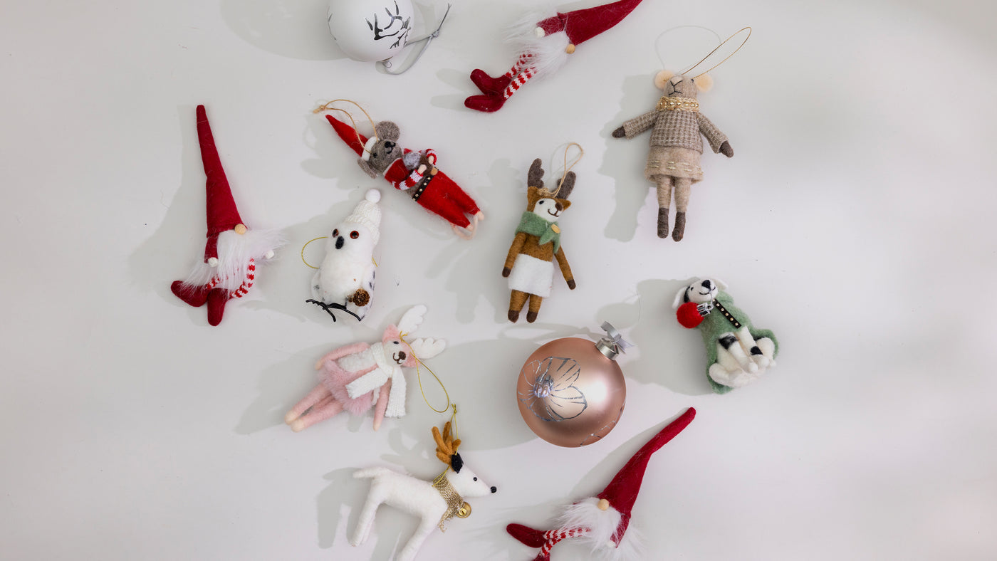 Kuvassa valkoisella taustalla joulukuusenkoristeita. Ohjaus koristeet ja kranssit -tuotekatgoriaan.