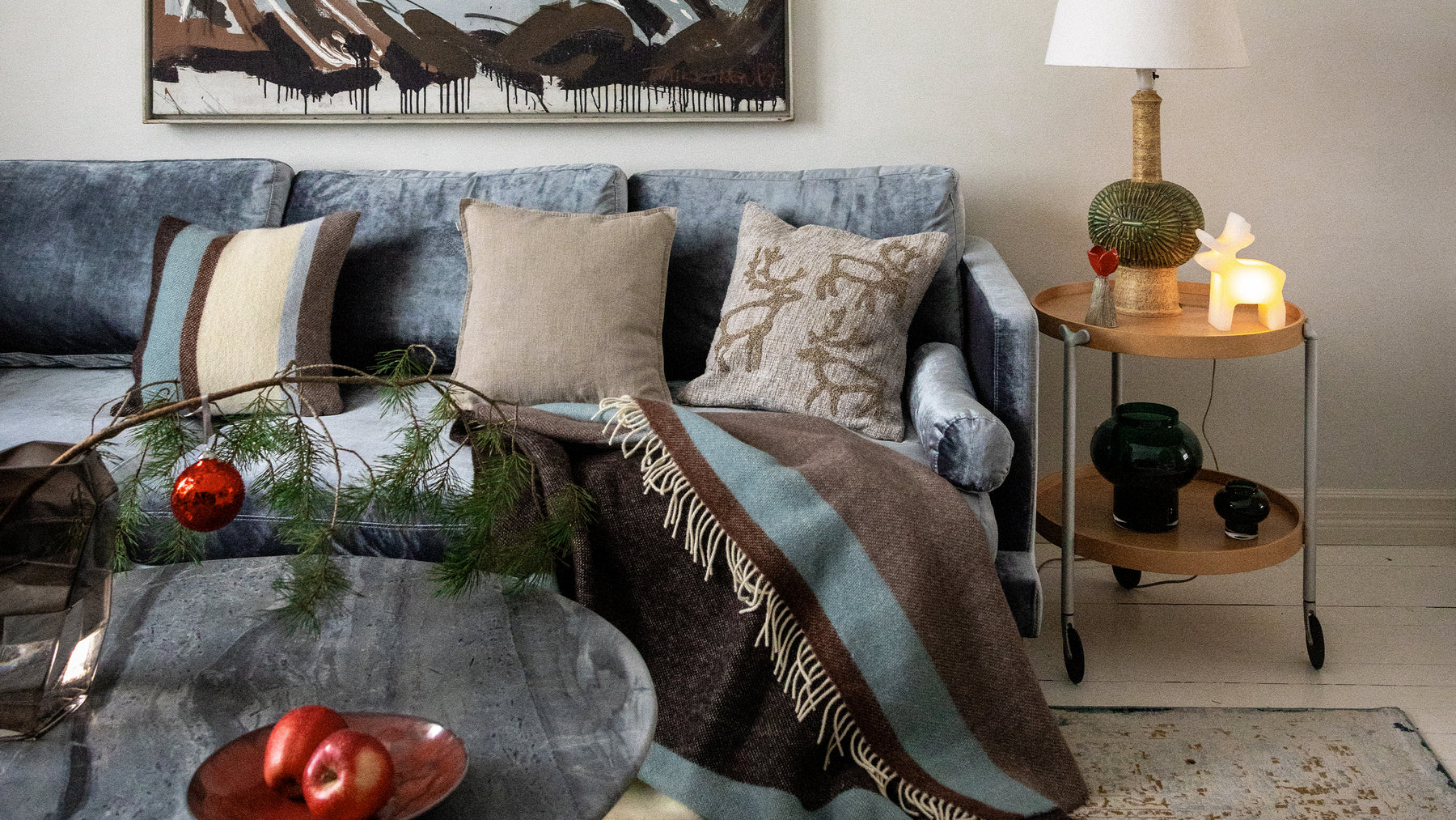 Sohvalla Lastu-, Soolo- ja Saaga-tyynynpäällinen, sekä Lastu-torkkupeitto. Ohjaus Joulun tekstiilit -tuotekatergoriaan.